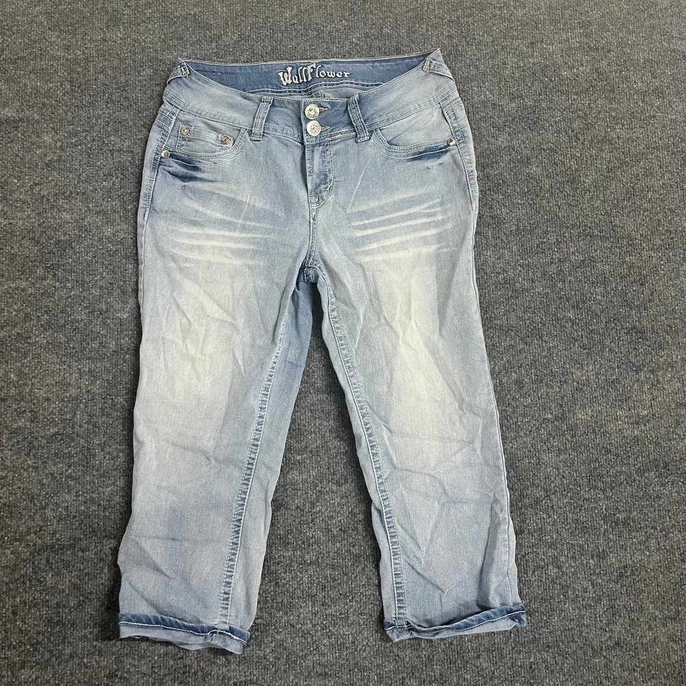 WallFlower Capri Jeans Womens Size 9 Light Wash Embroidered Pocket Cropped Denim